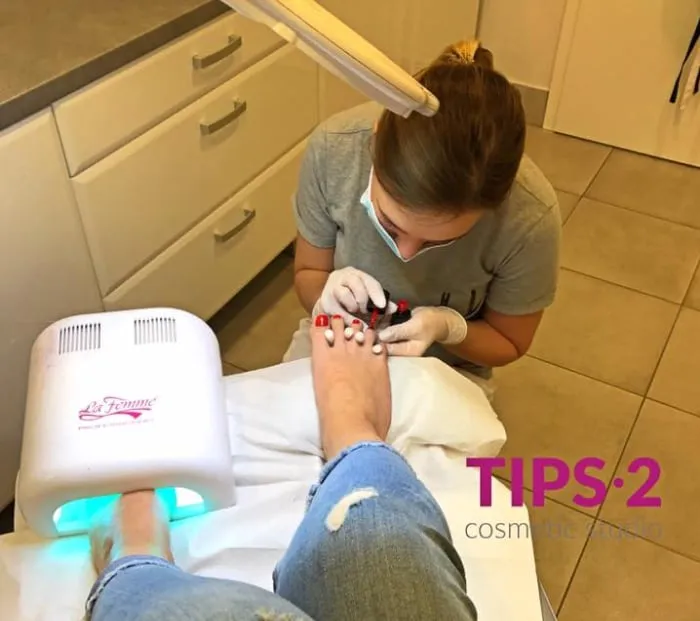 Klienta w trakcie zabiegu pedicure w Tips2 w Poznaniu