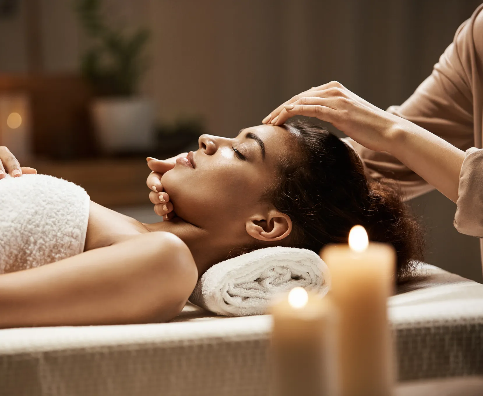 Obraz kobiety podczas masażu relaksacyjnego